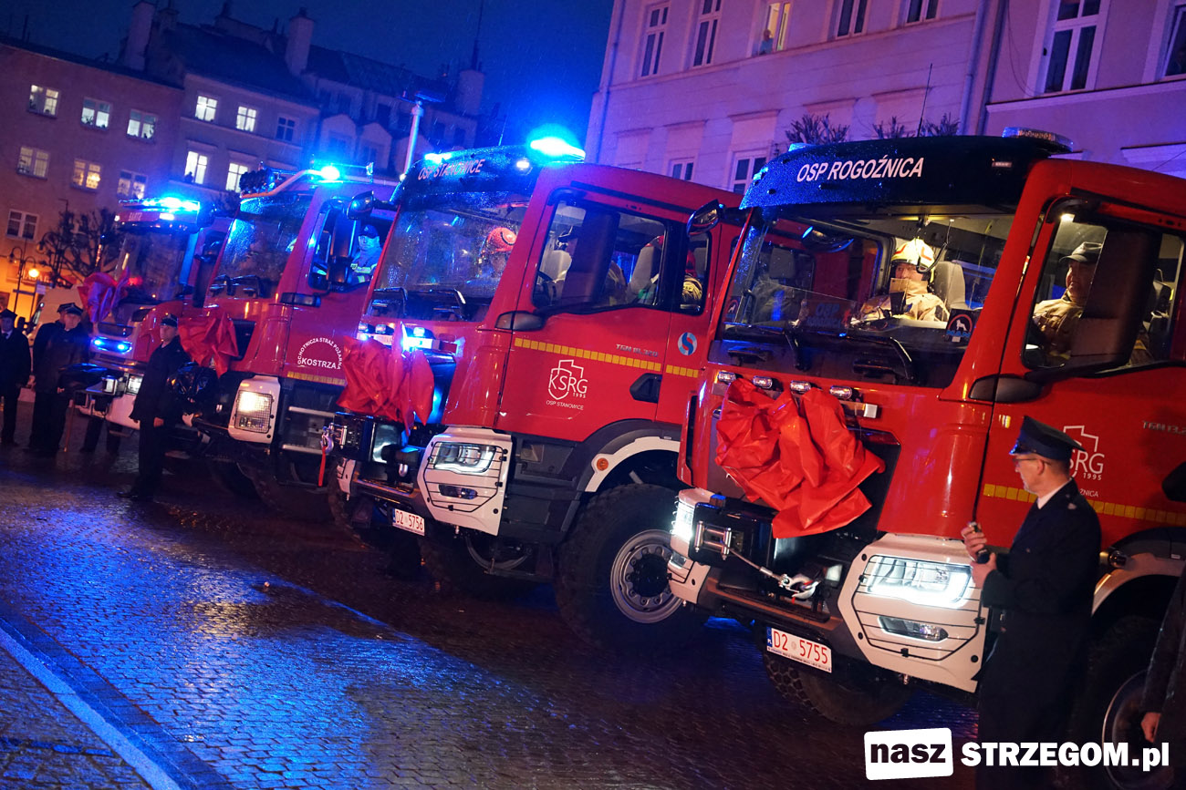 Uroczyste przekazanie nowych wozów strażackich na strzegomskim rynku  [FOTO] 